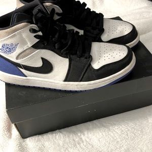 AIR JORDAN 1 mid se 8.5 in men’s and 9.5 in womans!